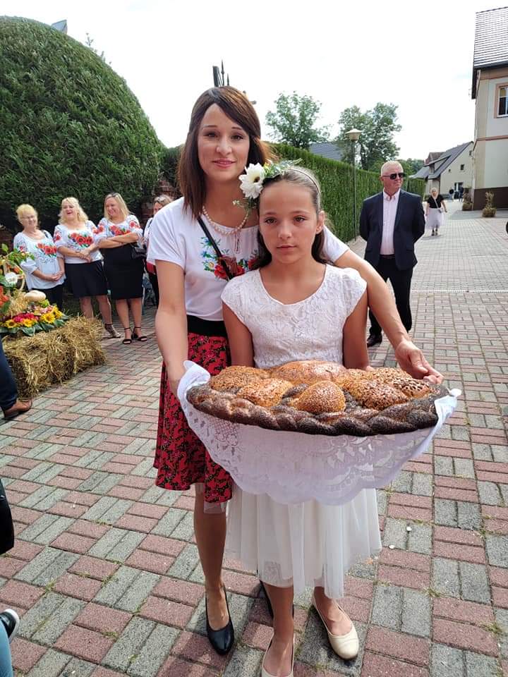 ✨️ W dniu 03.09.2023r. Koło Gospodyń Wiejskich z Nadolic Małych wzięły udział w Dożynkach Parafialnych w parafii Rzymskokatolickiej Niepokalanego Poczęcia NMP w Chrzastawie Wielkiej. 
✨️ Na uroczystości dziękowano za tegoroczne plony i proszono o błogosławieństwo dla rolników i ich rodzin. 
✨️ Gospodynie z Koła Gospodyń Wiejskich z zaszczytem niosły dar w postaci chleba.