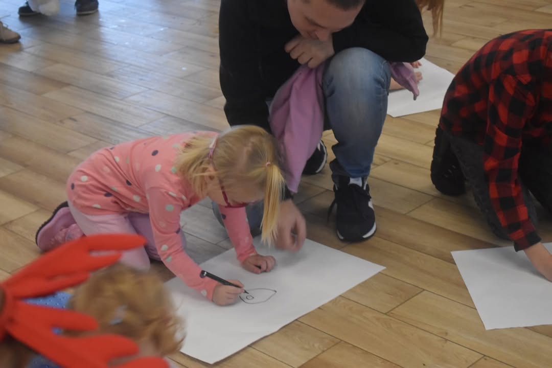 🌲 Przypomnijmy sobie jak wyglądały Mikołajki w zeszłym roku 😊 
❄️ Za dwa dni Święty Mikołaj znów ugości w Świetlicy Wiejskiej w Nadolicach Małych 😊
Zapraszamy!