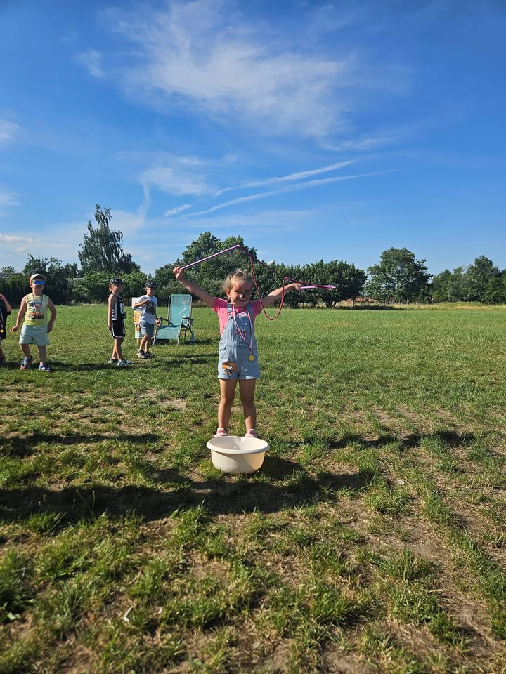 Dziękujemy wszystkim za dzisiejszy turniej! Przypominamy, że możecie wrzucać zdjęcia z fotobudki na Facebooka i nas oznaczać – konkurs na największą liczbę lajków trwa do 13 lipca do godziny 20:00. Zespół ze zdjęciem z największą liczbą polubień wygra voucher do pizzerii!☺️

Serdeczne podziękowania kierujemy do wszystkich, którzy pomogli nam w organizacji wydarzenia: trenerowi Jakubowi Urbańczykowi, Mateusz Kwaśny - Przewodniczący Rady Gminy Czernica, Urząd Gminy Czernica, Piłkarska Akademia First Kick SM Gminy Czernica, BIC, OSP Chrząstawa Wielka , Salon Masażu Elżbieta Wieczorkowska, firmie SBL, Sołt-Kop, wolontariuszom z CodersCrew  i Capgemini oraz wspaniałym mężom naszym, którzy są filarem każdego eventu organizowanego przez KGW NadoliczankiAnki 😊

Gratulujemy również zwycięzcom turnieju, konkursu na rzuty karne oraz wszystkim, którzy wzięli udział w konkurencjach. Dziękujemy za Wasze wsparcie i zaangażowanie!