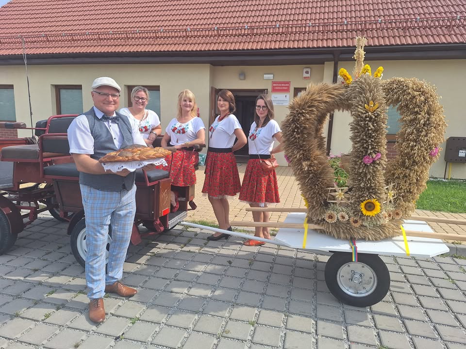 👑 Korowód dożynkowy ruszył! 
Koleżanki z KGW NadoliczankiAnki wraz z Sołtysem Zdzisław Dobrzański wyruszyli na poświęcenie plonów do Kościoła w Nadolice Wielkie.😇📿
📢 Zapraszamy na Mszę Święta o godzinie 13.00 a później na festyn na Plac Dożynkowy 🪗🥁

Nadolice Małe 
Sołectwo Nadolice Wielkie
Pięknie i twórczo - KGW w Nadolicach Wielkich 
Ochotnicza Straż Pożarna w Nadolicach Wielkich 
Urząd Gminy Czernica