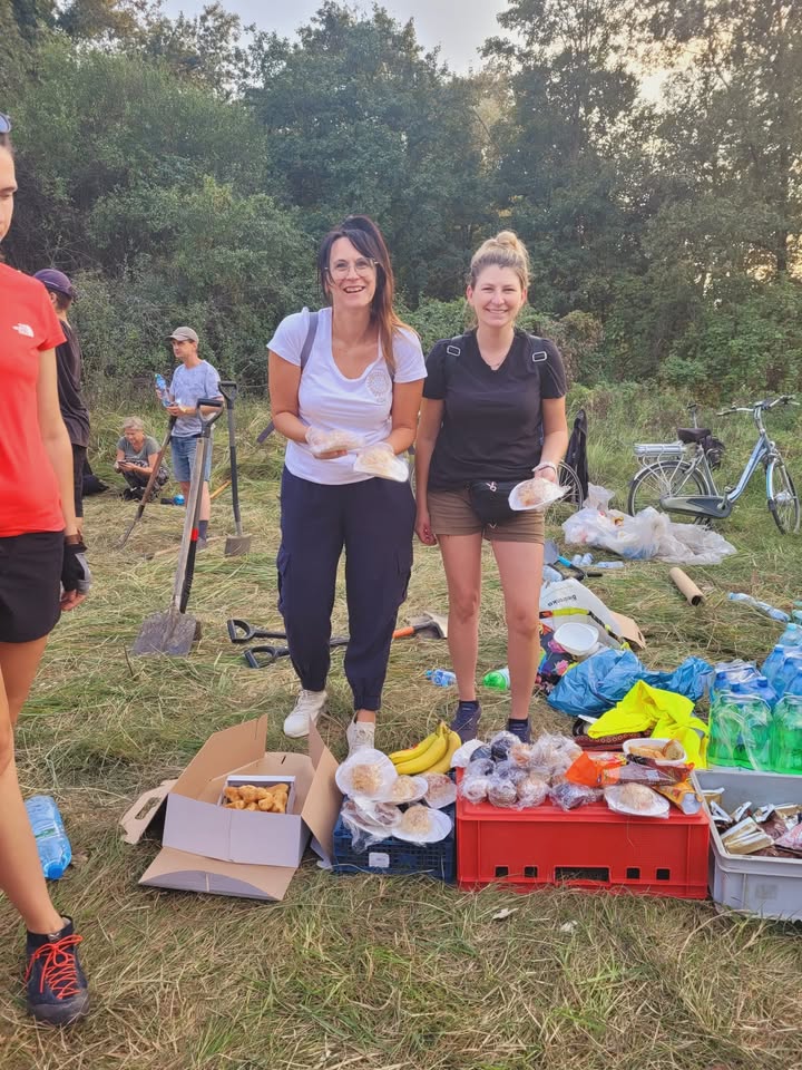 ❗️To co się dzieje to tylko dowód wielkich serc, wspólnoty i jedności!
W ciężkim czasie łzy wzruszenia napływają do oczu. 
Każdy toczy heroiczną walkę. Wykończeni fizycznie trudem pracy i zabezpieczenia wałów. 
Gmina Czernica  to niesamowity zespół ludzi! Duma rozpiera, że możemy mieszkać i dbać o Naszą Ziemię! 

❗️Dziękujemy wszystkim, którzy działają na wielu płaszczyznach. 
⚪️Tym ktorzy logistycznie panują nad tym wszystkim. 
🟡Wolontariuszom, którzy pakują nieprzerwanie od paru dni worki z piachem, noszą i układają. 
🟠Osobom prywatnym zabezpieczającym wolontariuszy jedzeniem, wodą, dobrym słowem. oraz sprzętem!
🟢Firmom, które przyczyniły się do przygotowania ciepłych posiłków. 
Browar Prost 
Sara Kukuła Carrefour Dobrzykowice 
Karczma Wiejska Pizzeria Chrząstawa 
Chata Polska - Kamieniec Wrocławski 

Podziękowania dla Dziewczyn z każdego Koła Gospodyń Wiejskich za godne wypełnianie misji! 
Pięknie i twórczo - KGW w Nadolicach Wielkich
Malinowe Dziewczyny - KGW Wojnowice 
KGW Gajkow 
KGW KAMIENIEC WROCLAWSKI