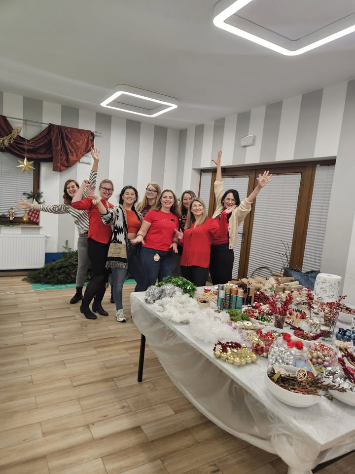 Jeszcze nie opadły emocje po wczorajszym dniu, kiedy tak licznie mogliśmy się spotkać na naszych zimowych warsztatach z wiankami! 🎄❄️🎄

Świąteczne rytmy, naturalne materiały i ciepła atmosfera połączyły się, by stworzyć niezapomniany wieczór pełen kreatywności i magii. ✨️🎀🌟

Już wcześniej wiedziałyśmy, że warsztaty plecenia wianków bożonarodzeniowych to doskonała okazja, by spędzić czas w twórczy sposób, przygotowując wyjątkowe ozdoby na świąteczny okres. 🌟🎄🎁

Bez względu na poziom doświadczenia, każdy uczestnik poczuł się pewnie w tworzeniu swojego unikalnego dzieła sztuki. 🥰🎀

Mamy nadzieję, że udało nam się wprowadzić Was w magię Bożego Narodzenia! Wianki i stroiki, które powstały wczoraj, idealnie odzwierciedlały Wasz osobisty styl. Pewne jest jedno: takie własnoręcznie wykonane ozdoby wprowadzą do domu ciepło i magię oraz nadadzą świątecznemu czasowi szczególny urok. 🎄🌟🎀

A Ty? Gdy zamkniesz oczy i pomyślisz „zapach Bożego Narodzenia”, co jako pierwsze przychodzi Ci do głowy (i nosa)? Pierniki, pomarańcze, mandarynki, cynamon, iglaste gałązki, żurawina...? 🍊🍋🌲

Wszystkie te zapachy towarzyszyły nam wczoraj! Pyszne zimowe ciasta, pierniczki i ta wspaniała zimowa herbata – prawdziwy hit wieczoru! Stworzona z myślą o długich, zimowych wieczorach, pachniała lasem i była idealną kompozycją ziół i owoców na rozgrzanie. Pamiętasz jej smak? Prawda, że na samą myśl robi się cieplej? 🥹❤️🥰

🎄🎄🎄 Ozdoby wykonane podczas warsztatów można zawiesić na drzwiach wejściowych, w oknie, nad kominkiem, położyć na komodzie, wigilijnym stole albo podarować bliskiej osobie jako wyjątkowy prezent.
🎄🎄🎄 POKAŻ NAM W KOMENTARZACH, CO WCZORAJ WYCZAROWAŁEŚ! 🤩🤗🎄

To był kreatywnie i miło spędzony czas. Dziękujemy Wam, nasi uczestnicy, dziękujemy Urzędowi Gminy Czernica za współfinansowanie projektu i dziękujemy sobie 💚💚💚 – AKTYWNYM dziewczynom z naszego koła, które od pomysłu po realizację uczyniły ten projekt WYJĄTKOWYM. Na każdym etapie dawałyście z siebie 100%! 👏👏👏

Do zobaczenia – spotkajmy się w Nadolicach Małych!