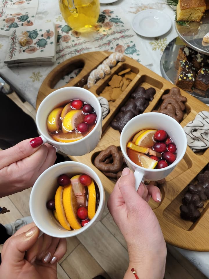 Jeszcze nie opadły emocje po wczorajszym dniu, kiedy tak licznie mogliśmy się spotkać na naszych zimowych warsztatach z wiankami! 🎄❄️🎄

Świąteczne rytmy, naturalne materiały i ciepła atmosfera połączyły się, by stworzyć niezapomniany wieczór pełen kreatywności i magii. ✨️🎀🌟

Już wcześniej wiedziałyśmy, że warsztaty plecenia wianków bożonarodzeniowych to doskonała okazja, by spędzić czas w twórczy sposób, przygotowując wyjątkowe ozdoby na świąteczny okres. 🌟🎄🎁

Bez względu na poziom doświadczenia, każdy uczestnik poczuł się pewnie w tworzeniu swojego unikalnego dzieła sztuki. 🥰🎀

Mamy nadzieję, że udało nam się wprowadzić Was w magię Bożego Narodzenia! Wianki i stroiki, które powstały wczoraj, idealnie odzwierciedlały Wasz osobisty styl. Pewne jest jedno: takie własnoręcznie wykonane ozdoby wprowadzą do domu ciepło i magię oraz nadadzą świątecznemu czasowi szczególny urok. 🎄🌟🎀

A Ty? Gdy zamkniesz oczy i pomyślisz „zapach Bożego Narodzenia”, co jako pierwsze przychodzi Ci do głowy (i nosa)? Pierniki, pomarańcze, mandarynki, cynamon, iglaste gałązki, żurawina...? 🍊🍋🌲

Wszystkie te zapachy towarzyszyły nam wczoraj! Pyszne zimowe ciasta, pierniczki i ta wspaniała zimowa herbata – prawdziwy hit wieczoru! Stworzona z myślą o długich, zimowych wieczorach, pachniała lasem i była idealną kompozycją ziół i owoców na rozgrzanie. Pamiętasz jej smak? Prawda, że na samą myśl robi się cieplej? 🥹❤️🥰

🎄🎄🎄 Ozdoby wykonane podczas warsztatów można zawiesić na drzwiach wejściowych, w oknie, nad kominkiem, położyć na komodzie, wigilijnym stole albo podarować bliskiej osobie jako wyjątkowy prezent.
🎄🎄🎄 POKAŻ NAM W KOMENTARZACH, CO WCZORAJ WYCZAROWAŁEŚ! 🤩🤗🎄

To był kreatywnie i miło spędzony czas. Dziękujemy Wam, nasi uczestnicy, dziękujemy Urzędowi Gminy Czernica za współfinansowanie projektu i dziękujemy sobie 💚💚💚 – AKTYWNYM dziewczynom z naszego koła, które od pomysłu po realizację uczyniły ten projekt WYJĄTKOWYM. Na każdym etapie dawałyście z siebie 100%! 👏👏👏

Do zobaczenia – spotkajmy się w Nadolicach Małych!