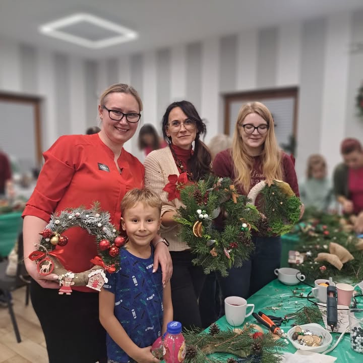 Jeszcze nie opadły emocje po wczorajszym dniu, kiedy tak licznie mogliśmy się spotkać na naszych zimowych warsztatach z wiankami! 🎄❄️🎄

Świąteczne rytmy, naturalne materiały i ciepła atmosfera połączyły się, by stworzyć niezapomniany wieczór pełen kreatywności i magii. ✨️🎀🌟

Już wcześniej wiedziałyśmy, że warsztaty plecenia wianków bożonarodzeniowych to doskonała okazja, by spędzić czas w twórczy sposób, przygotowując wyjątkowe ozdoby na świąteczny okres. 🌟🎄🎁

Bez względu na poziom doświadczenia, każdy uczestnik poczuł się pewnie w tworzeniu swojego unikalnego dzieła sztuki. 🥰🎀

Mamy nadzieję, że udało nam się wprowadzić Was w magię Bożego Narodzenia! Wianki i stroiki, które powstały wczoraj, idealnie odzwierciedlały Wasz osobisty styl. Pewne jest jedno: takie własnoręcznie wykonane ozdoby wprowadzą do domu ciepło i magię oraz nadadzą świątecznemu czasowi szczególny urok. 🎄🌟🎀

A Ty? Gdy zamkniesz oczy i pomyślisz „zapach Bożego Narodzenia”, co jako pierwsze przychodzi Ci do głowy (i nosa)? Pierniki, pomarańcze, mandarynki, cynamon, iglaste gałązki, żurawina...? 🍊🍋🌲

Wszystkie te zapachy towarzyszyły nam wczoraj! Pyszne zimowe ciasta, pierniczki i ta wspaniała zimowa herbata – prawdziwy hit wieczoru! Stworzona z myślą o długich, zimowych wieczorach, pachniała lasem i była idealną kompozycją ziół i owoców na rozgrzanie. Pamiętasz jej smak? Prawda, że na samą myśl robi się cieplej? 🥹❤️🥰

🎄🎄🎄 Ozdoby wykonane podczas warsztatów można zawiesić na drzwiach wejściowych, w oknie, nad kominkiem, położyć na komodzie, wigilijnym stole albo podarować bliskiej osobie jako wyjątkowy prezent.
🎄🎄🎄 POKAŻ NAM W KOMENTARZACH, CO WCZORAJ WYCZAROWAŁEŚ! 🤩🤗🎄

To był kreatywnie i miło spędzony czas. Dziękujemy Wam, nasi uczestnicy, dziękujemy Urzędowi Gminy Czernica za współfinansowanie projektu i dziękujemy sobie 💚💚💚 – AKTYWNYM dziewczynom z naszego koła, które od pomysłu po realizację uczyniły ten projekt WYJĄTKOWYM. Na każdym etapie dawałyście z siebie 100%! 👏👏👏

Do zobaczenia – spotkajmy się w Nadolicach Małych!