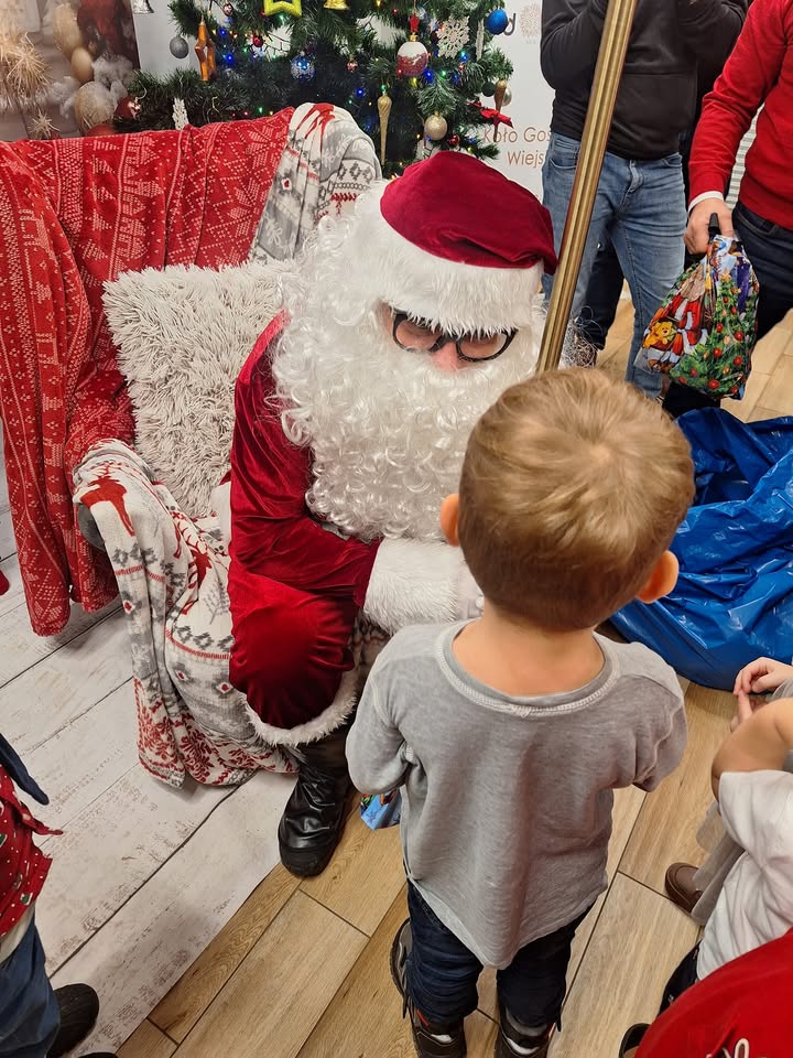 Mikołaju, Mikołaju! 🌲
Dzieci z Nadolic Małych w tym roku były wyjątkowo grzeczne ❄️ każdy po Wspólnej zabawie i tańcach otrzymał prezent 🎁
A Mikołaj zaprzęgł Renifery i pożegnał nas slowami: Do zobaczenia w przyszłym Roku!

Podziękowania dla Sołtys Wsi Nadolice Małe Zdzisław Dobrzański za organizacje oraz dla dziewczyn z KGW NadoliczankiAnki za dekorację i oprawę!