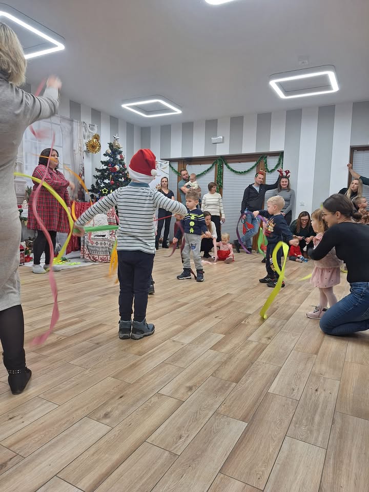 Mikołaju, Mikołaju! 🌲
Dzieci z Nadolic Małych w tym roku były wyjątkowo grzeczne ❄️ każdy po Wspólnej zabawie i tańcach otrzymał prezent 🎁
A Mikołaj zaprzęgł Renifery i pożegnał nas slowami: Do zobaczenia w przyszłym Roku!

Podziękowania dla Sołtys Wsi Nadolice Małe Zdzisław Dobrzański za organizacje oraz dla dziewczyn z KGW NadoliczankiAnki za dekorację i oprawę!