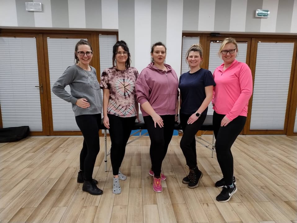 Wczoraj w naszej świetlicy odwiedziła nas profesjonalistka w swoim fachu , fizjoterapeutaka Natalia Howis .

Natalia, zwróciła nam uwagę na większą  świadomość własnego ciała. Pokazała jak zadbać o gorset mięśniowy, który działa jak rusztowanie dla naszego kręgosłupa, a jego dobre wsparcie przekłada się na prawidłową pracę i stabilizację.

Była teoria i praktyka, a przy tym uśmiech na twarzy :) 

Ćwiczenia zostały tak dobrane,że bez problemu można je powtórzyć w domu. “Oddech Drwala”, okazał się potrzebnym w życiu codziennym ćwiczeniem, które mocno angażuje mięśnie oddechowe i jednocześnie pomaga pozbyć się negatywnych emocji. 

Dziękujemy uczestnikom -za to, że byliście z nami 🧘🧘‍♀️🧘‍♂️ , a Natali za wiedzę przekazaną nam w zrozumiały sposób, za profesjonalizm i zaangażowanie! ♥️