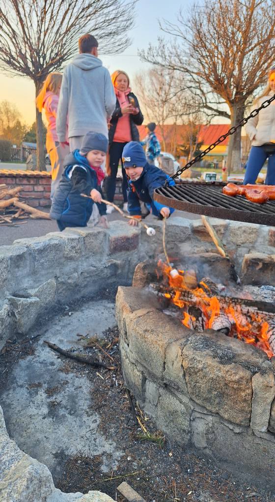 Sąsiedzi! 
Tak się dziś bawimy i witamy wiosnę na Ryneczku w Nadolice Małe.
Drewno jeszcze jest, dobry nastrój rośnie. 🤩