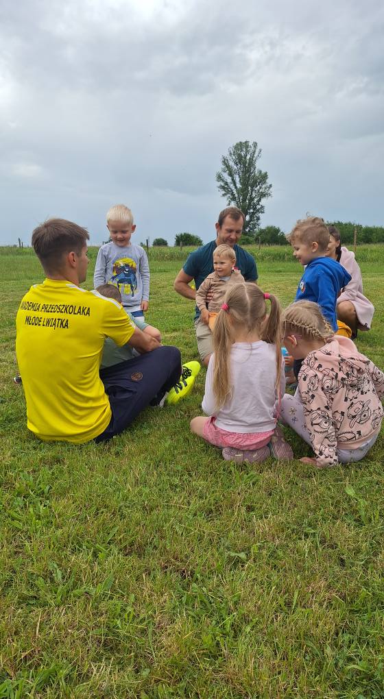 🎉 Za nami fantastyczne „Gry i zabawy z Akademia Przedszkolaka Młode Lwiątka”! 🦁
Dzieci w wieku 2–5 lat miały okazję wyszaleć się na świeżym powietrzu – pogoda dopisała, humory również, a sportowe emocje sięgały zenitu! ☀️💪
Za sportową rywalizację każde z dzieci otrzymały medal i nagrody,  a po wszystkim mogły zrobić sobie tatuaż 😊

Wielkie podziękowania dla naszych niezawodnych koleżanek z KGW NadoliczankiAnki za organizację oraz pyszny poczęstunek! 🍰☕

Podczas zajęć był też czas na rozmowy i integrację – nie tylko dla najmłodszych, ale i dla Rodziców. Bardzo lubimy patrzeć, jak się spotykamy, rozmawiamy i poznajemy bliżej. To właśnie takie chwile budują wspólnotę i zacieśniają więzi. 💛

Dziekujemy jednemu ze sponsorów: SOŁT-KOP 

Zostawiamy Was z krótką fotorelacją.
Dziękujemy, że byliście z nami – do zobaczenia na kolejnych spotkaniach! 😊