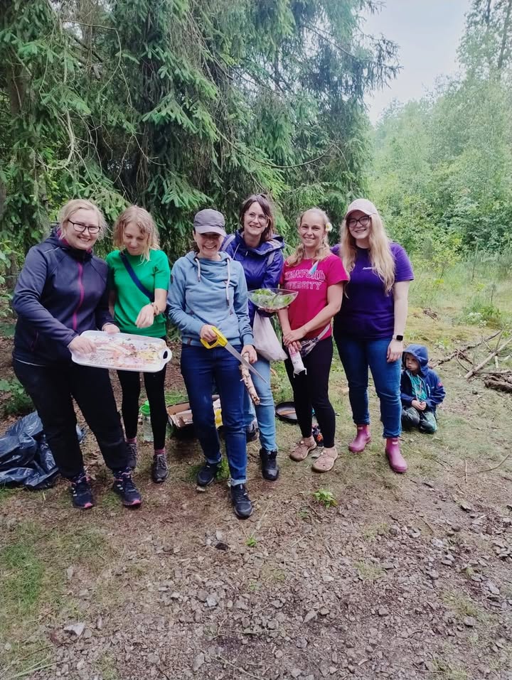 Leśny Dzień Dziecka w Chrząstawie Wielkiej 🌿🔥🍕 dla Starszaków :)

Tegoroczny Dzień Dziecka  świętowaliśmy w wyjątkowy i nietuzinkowy sposób — w samym sercu lasu w Chrząstawie Wielkiej, razem z niezwykłą ekipą z fundacji eduForest. Dziewczyny z fundacji EduForest stworzyły prawdziwie magiczną, przygodową przestrzeń, w której dzieci mogły dać się ponieść naturze i wyobraźni.

W planie dnia nie zabrakło atrakcji — dzieci własnoręcznie rozpalały ognisko, zbierały drewno, tropiły leśne zwierzęta, konstruowały lalki z traw i kwiatów, a także pokonywały pełen wyzwań leśny tor przeszkód. Był nawet moment ciszy 😅 gdy nasi uczestnicy wsłuchiwali się w "las".
Mimo że chwilami kropił deszcz, nikt nawet nie zwrócił na to uwagi — tak dużo było radości, śmiechu i zabawy!

Na zakończenie spotkanie czekała kulinarna niespodzianka — prawdziwa włoska pizza przygotowana wspólnie nad ogniskiem! 
Było trochę brudzenia się, dużo śmiechu, mnóstwo zdrowych słodkości i jeszcze więcej pięknych wspomnień. Każdy otrzymał pamiątkowy medal i drobny upominek 🏅

Dziękujemy fundacji EduForest za serce, energię i pasję. Dziewczyny — jesteście niesamowite! 🌲❤️