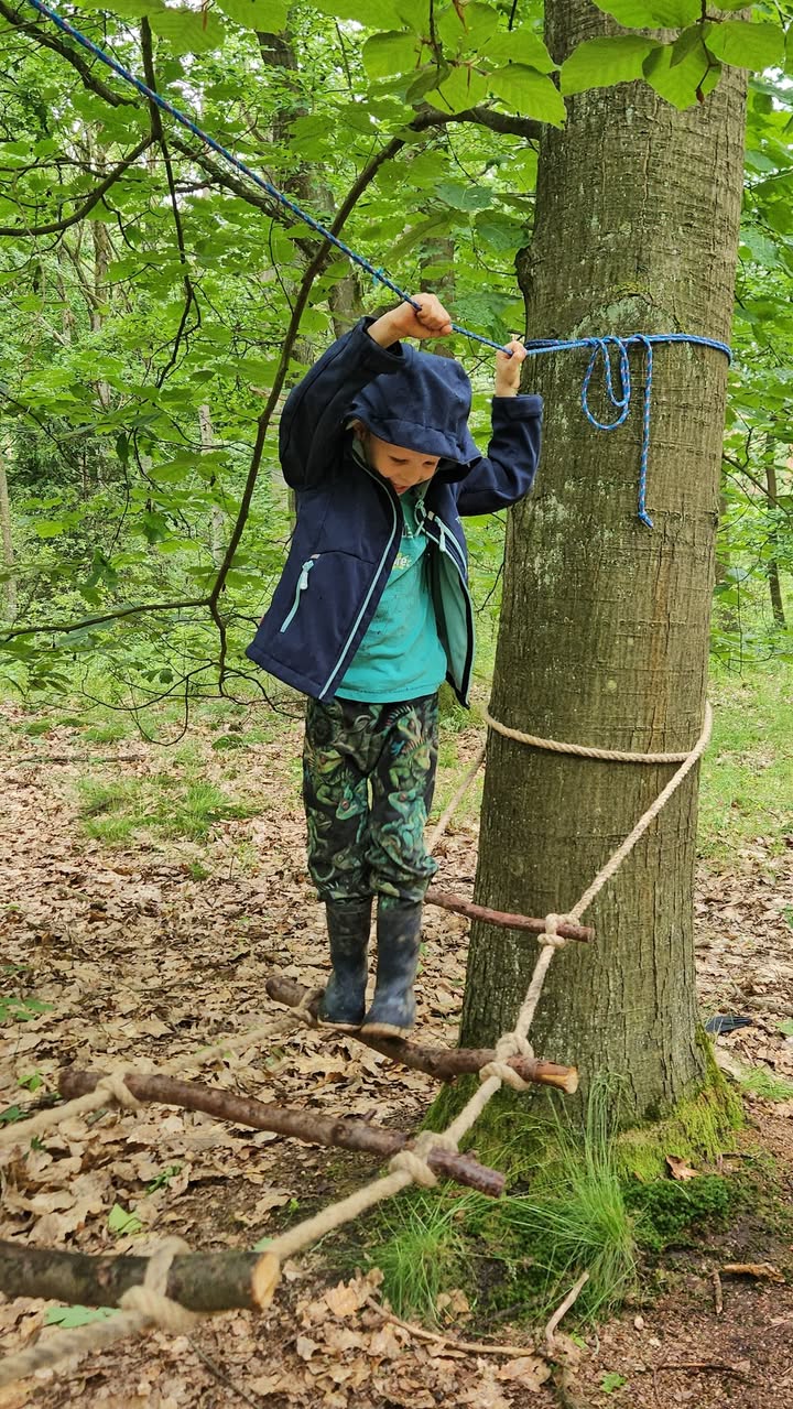 Leśny Dzień Dziecka w Chrząstawie Wielkiej 🌿🔥🍕 dla Starszaków :)

Tegoroczny Dzień Dziecka  świętowaliśmy w wyjątkowy i nietuzinkowy sposób — w samym sercu lasu w Chrząstawie Wielkiej, razem z niezwykłą ekipą z fundacji eduForest. Dziewczyny z fundacji EduForest stworzyły prawdziwie magiczną, przygodową przestrzeń, w której dzieci mogły dać się ponieść naturze i wyobraźni.

W planie dnia nie zabrakło atrakcji — dzieci własnoręcznie rozpalały ognisko, zbierały drewno, tropiły leśne zwierzęta, konstruowały lalki z traw i kwiatów, a także pokonywały pełen wyzwań leśny tor przeszkód. Był nawet moment ciszy 😅 gdy nasi uczestnicy wsłuchiwali się w "las".
Mimo że chwilami kropił deszcz, nikt nawet nie zwrócił na to uwagi — tak dużo było radości, śmiechu i zabawy!

Na zakończenie spotkanie czekała kulinarna niespodzianka — prawdziwa włoska pizza przygotowana wspólnie nad ogniskiem! 
Było trochę brudzenia się, dużo śmiechu, mnóstwo zdrowych słodkości i jeszcze więcej pięknych wspomnień. Każdy otrzymał pamiątkowy medal i drobny upominek 🏅

Dziękujemy fundacji EduForest za serce, energię i pasję. Dziewczyny — jesteście niesamowite! 🌲❤️