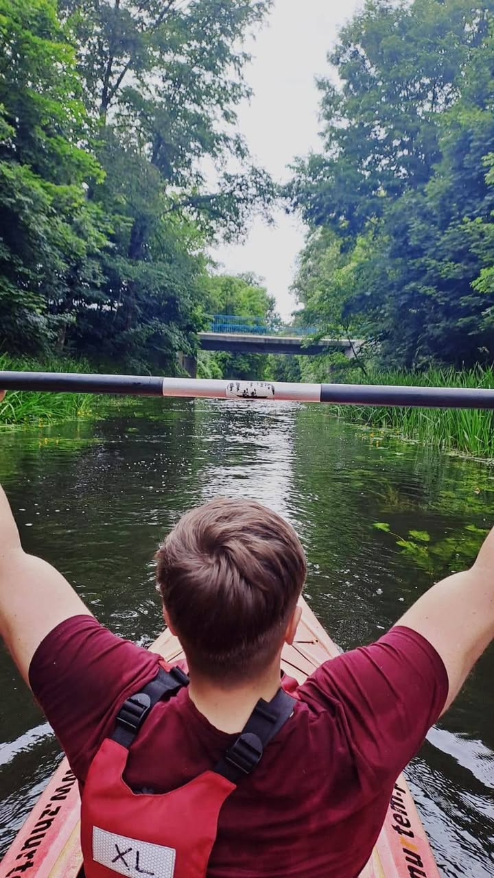 Tam, gdzie kończy się asfalt, zaczyna się wodna przygoda...i tak było dziś.

Choć początek nie zapowiadał się łatwo – susza i niski stan wody pokrzyżowały pierwotne plany – duch przygody nie zgasł! Zamiast rezygnować, zdecydowaliśmy się na alternatywną trasę: Wrocław Psie Pole – Świniary, rzeką Widawą.

Na starcie stanęło 27 śmiałków – mężczyzn w różnym wieku, ale z jednym wspólnym mianownikiem: odwaga, determinacja i karta pływaka w kieszeni 🃏🃏🃏. 

Przed nimi: kilometry rzeki, dzikie krajobrazy, kapryśna pogoda i mnóstwo niespodzianek. Deszcz☔? Lekki był. Słonce ☀️? Też. Wiatr💨? Momentami zaskakujący. Ale nic nie było w stanie ich zatrzymać 🛶

Pokonali wodospady 🌊, jaz , mijali dzikie kaczki 🦆, niesforne i większe od kajaków ryby🐠 oraz gigantyczne komary 🦟 próbowały zakłócić ich trasę. Nic z tego! Każdy z uczestników dał z siebie wszystko!

Co niektórzy zaliczyli wywrotkę, twierdząc, że to było „celowe zanurzenie edukacyjne” 🕵️. Mokro, śmiesznie i absolutnie niezapomnianie!

To była nie tylko wyprawa – to była prawdziwa męska przygoda, pełna śmiechu, wysiłku i wspólnych chwil, które na długo zostaną w ich pamięci.
Mokre skarpetki 🧦🧦 to już inna historia:)

Dziękujemy wszystkim uczestnikom za ducha walki i niezłomność. 
Dziękujemy @znurtem za dostarczenie sprzętu i obsługę na miejscu.
Do zobaczenia na kolejnej wyprawie💪