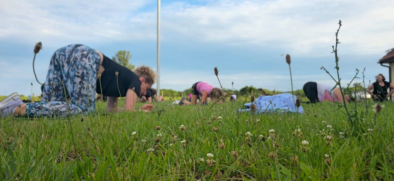Kolejny trening za nami 💪🤸‍♀️

Tym razem na świeżym powietrzu 🌬
Przy śpiewie ptaków, szumie wiatru na zielonej łące ćwiczyło się naprawdę fantastycznie 🥰
Natalia dała nam wycisk ale do domów wróciłyśmy z uśmiechami na twarzy 😁

Zapraszamy do obejrzenia fotorelacji 📷

Natalia Howis dziękujemy!