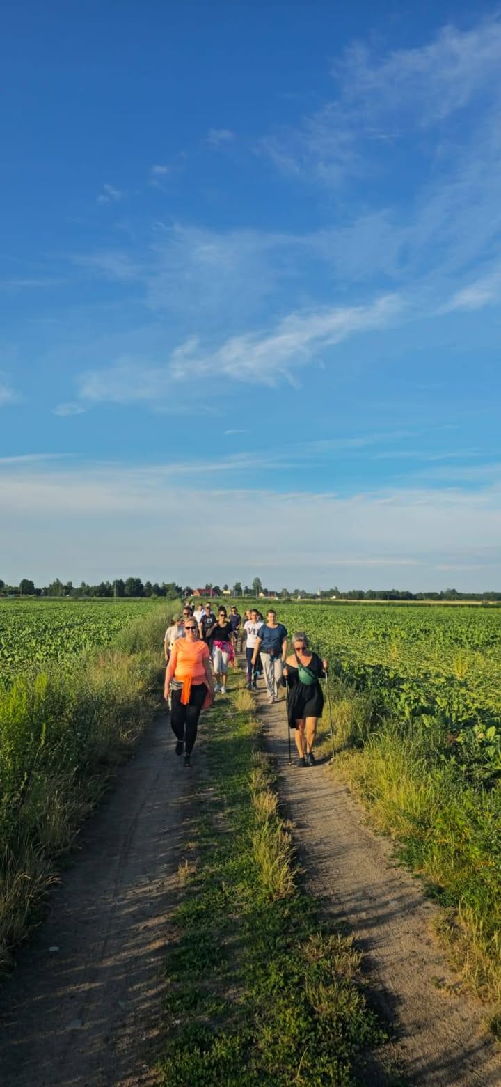 📍RAPORT Z OSTATNIEJ AKCJI: Marsz po zdrowie i pogaduchy🚶‍♀️🐕🌾

Godzina i pogoda: wieczorna wymarzona aura 
Miejsce zbiórki: Nadolice Małe.
Cel: dojść do Kamieńca Wrocławskiego w jednym kawałku, z humorem i rozciągniętym dwugłowym (to mięsień, spokojnie :)).

W skład patrolu weszły: 👟 grupa wysportowanych kobiet – silne, zwarte, zmotywowane
👦👦dwoje dzieci – energia 120% normy
🐶 🐶dwa psy  – biegiem w przód, potem w tył, potem znów w przód (nie pytajcie, dlaczego)
👫napotkani spacerowicze- zarażeni naszą energią.

Trasa: szutrowa droga, pola jak z filmu, wiatr we włosach i błoto tylko symboliczne.
Styl marszu: "idziemy jak burza"
W międzyczasie było:
✔️ rozciąganie (Natalia czuwała, więc nie było wymówek)
✔️ rozmowy (o wszystkim: od pieczenia chleba po teorię spiskową o tym, że psy znają trasę lepiej od nas)
✔️ śmiech, pogoda ducha i poczucie, że jesteśmy w dobrym miejscu, z dobrymi ludźmi

Organizator: KGW NadoliczankiAnki
Dowódca operacji fitness: Natalia Howis – kobieta, której głos sprawia, że nagle wszyscy robią skłon, robią wdech, robią przysiad...

💚 Wniosek z dnia: ruch to zdrowie, ale ruch w dobrym towarzystwie to już terapia 💚

Dziękujemy wszystkim uczestniczkom za dzisiejsze spotkanie!