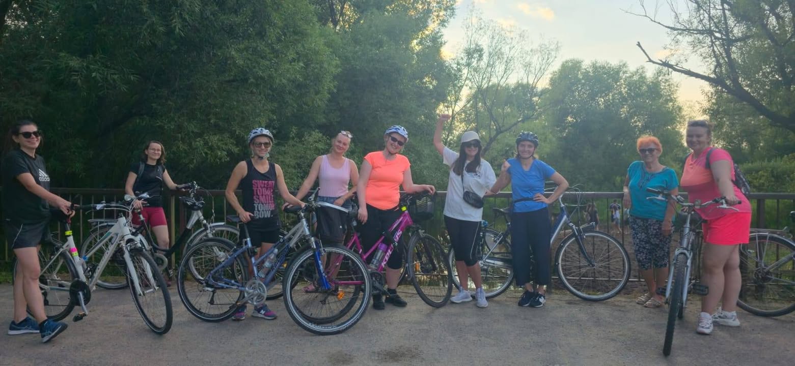 KGW NadoliczankiAnki i @Natalia Howis przeszły w tryb turbo-integracji i zorganizowały rowerową przejażdżkę dla naszej grupy gimnastycznej 🚴‍♀️🚴‍♂️

Było kręcenie, gadanie, zero zadyszki (prawie), i dużo „A gdzie teraz skręcamy?” 😄
Atmosfera? Jak zawsze – pierwsza klasa1️⃣
Kondycja? Zaskoczyła nawet nas💪
Humor? Nie do zdarcia😛
Trasa? Słoneczniki, zboża, Widawa...🌻🌾🌊
Kochamy te nasze gimnastyczne akcje i ludzi, którzy sprawiają, że aktywność to czysta przyjemność! 🩷