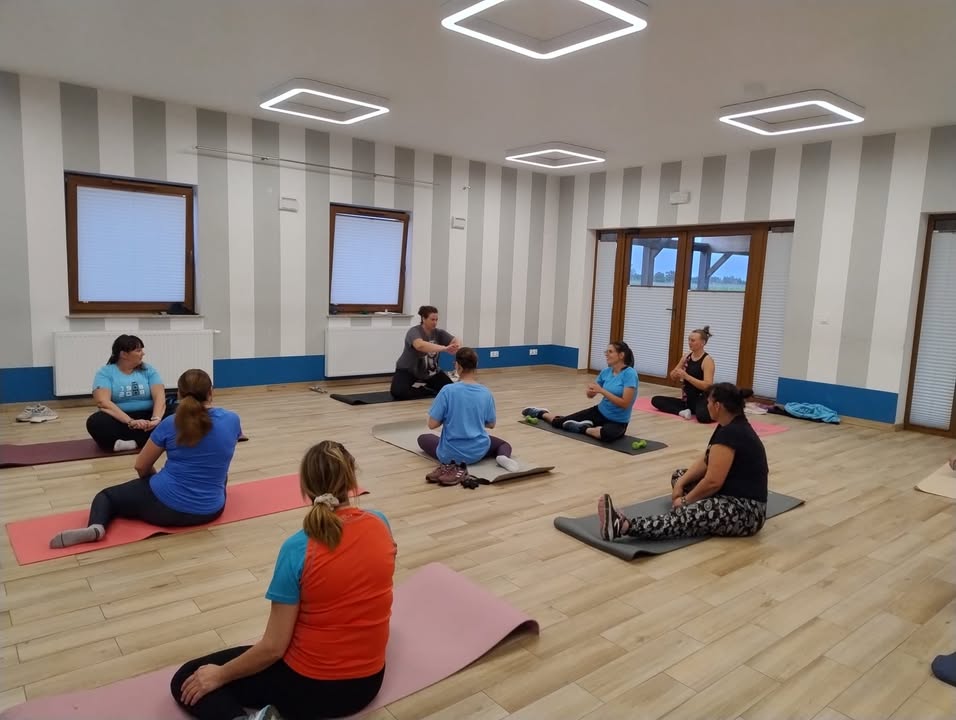 Kurz po wakacjach opadł, bidony znów napełnione wodą, mata rozprostowana, a sala w Nadolicach Małych dziś rozbrzmiewała energią i śmiechem! 
🏋️‍♀️🤸‍♀️🤸🏋️

 Pod okiem  Natalia Howis  wróciłyśmy do gry – i czujemy, że to będzie świetny  gimnastyczny sezon! 🌟💃🎊

Do zobaczenia na kolejnych zajęciach !