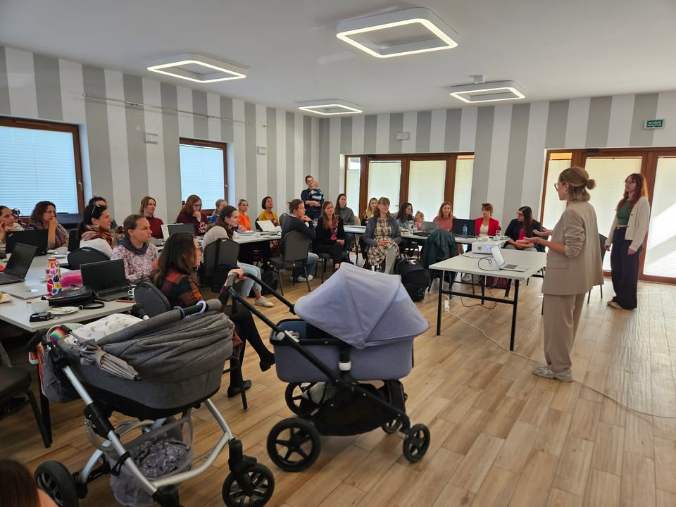 ✨ Za nami już dwa spotkania w ramach projektu KuMamy Biznes!

Dziękujemy wszystkim uczestniczkom za tak liczne przybycie, energię i otwartość 💙

Dziękujemy prowadzącym : Julia Koch-Mitka - psycholog, Izabeli Szkaradek i Urszuli Lizner. 

Dziękujemy Capgemini I CodersCrew!

To dopiero początek – przed nami kolejne inspirujące warsztaty, nowe pomysły i okazje do wymiany doświadczeń. 🚀

A Wy? Co najbardziej podobało się Wam podczas dotychczasowych spotkań? Podzielcie się w komentarzach ⬇️

#KuMamyBiznes #wsparciedlamam #kobietybiznesu