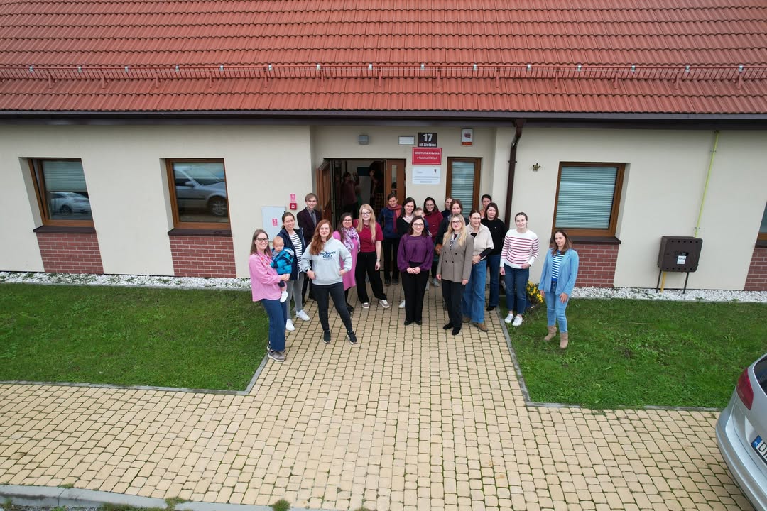 💥 Dzisiejsze warsztaty KuMamy Biznes to była prawdziwa petarda! 💥

Tym razem rozwijaliśmy naszą kreatywność pod okiem Przemka Nowaka, który jak zawsze w genialny sposób połączył wiedzę, praktykę i świetną atmosferę 👏

To już przedostatnie spotkanie w ramach projektu KuMamy Biznes - trudno uwierzyć, jak szybko minął ten czas! ⏳

Za dwa tygodnie widzimy się na finałowym spotkaniu w biurze Capgemini 💙
Nie możemy się doczekać! 🎉

#KuMamyBiznes #Capgemini #Canva #Warsztaty #Rozwój #Inspiracja #WspólnaPrzygoda