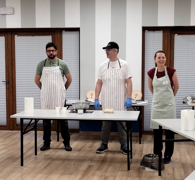 Pierwsze warsztaty z cyklu „Cztery pory roku” już za nami! 🌱

Nieoczywisty duet prowadzących – Grzegorz i Loris – zabrał uczestników w kulinarną podróż do przedwiośnia, pokazując, jak w zdrowy i ekonomiczny sposób wykorzystać zasoby spiżarek i lodówek.

Na naszych stołach pojawiły się proziaki w niecodziennym wydaniu – z warzywnym farszem – oraz tradycyjne łemkowskie fuczki. Te drugie zawdzięczamy uprzejmości  @Koła Gospodyń Wiejskich Małdycianki,  które podzieliło się z nami swoim oryginalnym przepisem 💛

Naszym celem było stworzenie dobrej, sąsiedzkiej atmosfery – i czujemy, że to się udało. Było smacznie, radośnie i międzypokoleniowo.

Dziękujemy prowadzącym za podzielenie się ich pasją, wszystkim uczestnikom za obecność i wspólnie spędzony czas oraz Urzędowi Gminy za finansowe wsparcie.

Szczególne podziękowania kierujemy do Gaby Sommadossi, Sz Ania , Loris Sommadossi , Grzegorza Boguskiegoi za wspaniałą organizację tego wyjątkowego wydarzenia💚